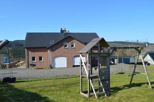 Stavelot House | Grand gîte calme à proximité du circuit de Spa-Francorchamps - Gîte la Bruyère