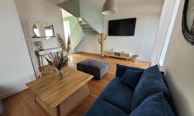 Villedieu-les-Poeles House | Grand gîte citadin avec SPA, billard, babyfoot