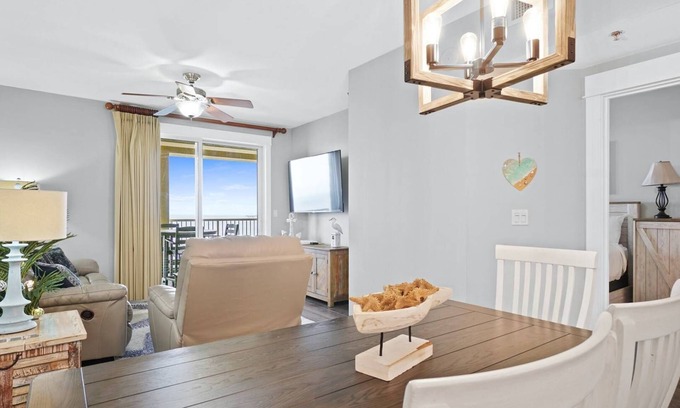 Panama City Beach Condo | Grand Panama 2007! Direct Gulf Front Nicely decorated, large balcony, sleeps 6