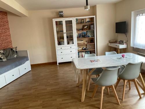 Tregastel Apartment | Grand T2 Côte de granit rose plages et commerces à proximité