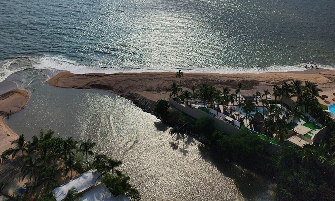 Diaz Ordaz Condo | Grand Venetian 25th floor beachfront