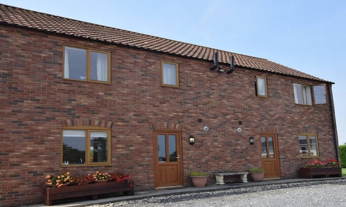 Maltby le Marsh Cottage | Grange Farm LAKE VIEW 2 - A 2 Bedroom cottage to sleep 4 with private hot tub