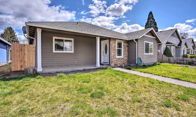 Grants Pass House | Grants Pass Home: 1 Mi to Downtown & Rogue River!