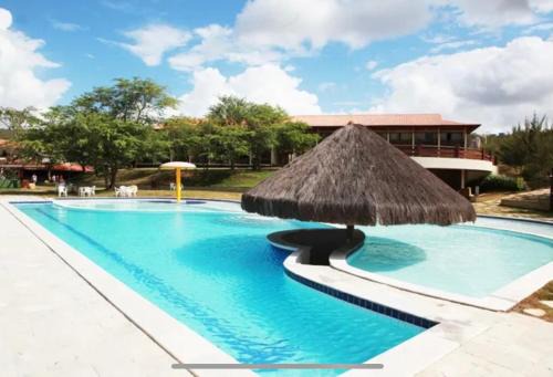 Saire Apartment | GRAVATÁ - FLAT PREMIUM NO MONTE CASTELO - quarto superior com Wi-Fi e netflix