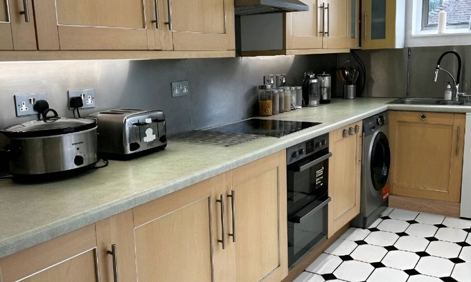 Thornton House | Great 5-Bedroom House in Thornton Road sleeps 14+ T7