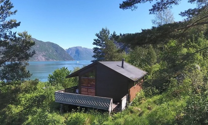 Kvinnherad House | Great cabin on the Harangerfjord, magnificent fjord panorama, 20 hp motorboat for hire!