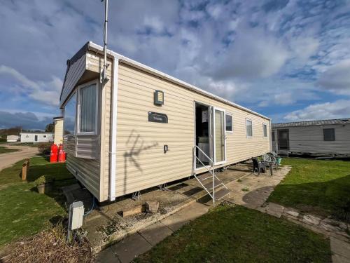 Harwich Other | Great Caravan With Modern Furnishings At Dovercourt Holiday Park Ref 44007D