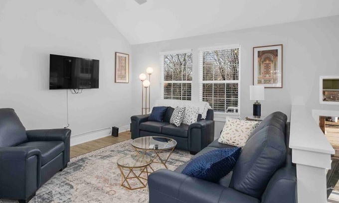 Claycomo House | Great for Groups Sleeps 8 King Beds|Worlds Of Fun