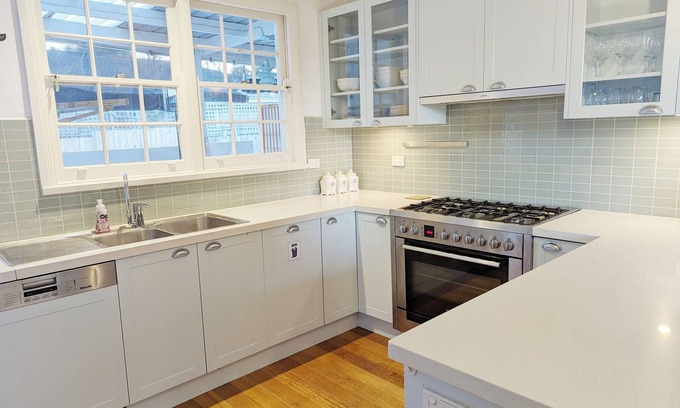 Mount Waverley House | Great holiday home in Mt Waverley Wifi, game room, deck, cubby & basketball
