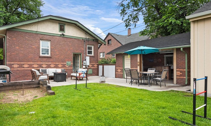 Platt Park House | GREAT LOCATION! 3 min to DU-10 min to downtown/gameroom/wifi/firepit/4 bedrooms