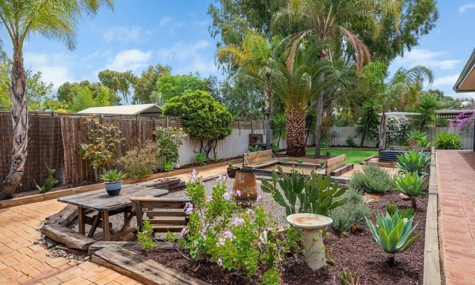 Karlkurla House | Great Location, large Spacious house, cosy log fire & luxury spa bath