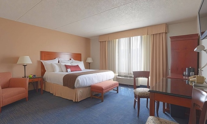 Wenatchee Hotel | Great Location Near the Highway! Spacious Room w/King Bed, Large Window, Pool