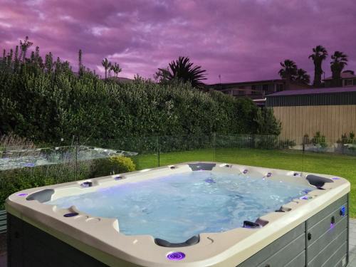 Goolwa Beach House | Great Ness Beach House - 10 Person Spa - Pet-Friendly - Netflix - Linen included