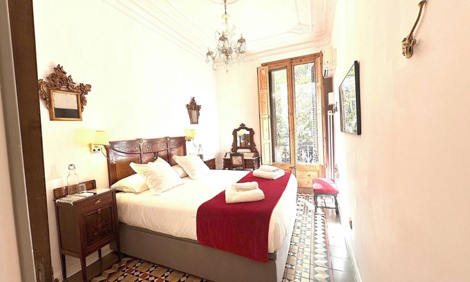 L'Antiga Esquerra de l'Eixample Apartment | Great patio, 4 baths (3 en-suite), 19th Century, Central