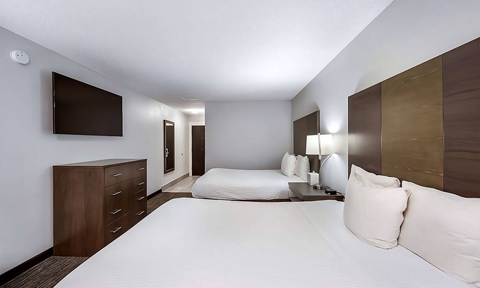 Grants Pass Hotel | Great Relaxing Overnight Stay! 3 Pet-friendly Units. Near Grants Pass Golf Club!