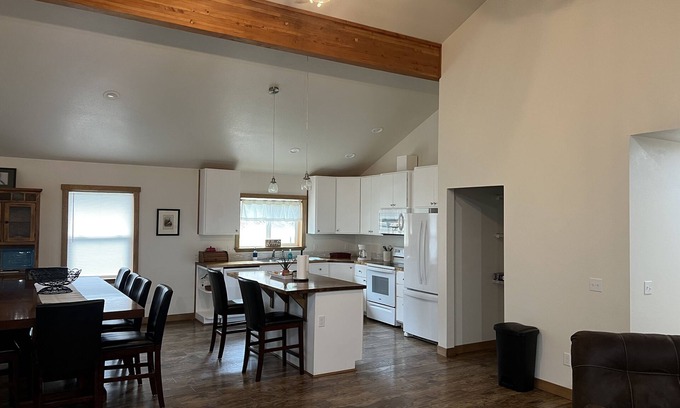 Forks House | Great space for group walking distance to grocery store and restaurant.