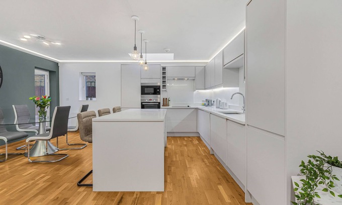 Hove House | Great spacious house with parking and garden