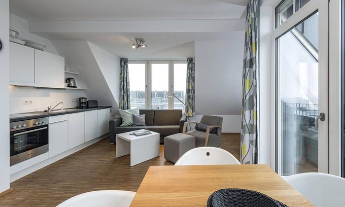 Horum Apartment | Great top floor apartment with sea view and west-facing loggia - only 100 m to the beach!
