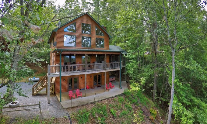 My Mountain Cabin | Great View, Arcade Games, Pool Table, Hot Tub