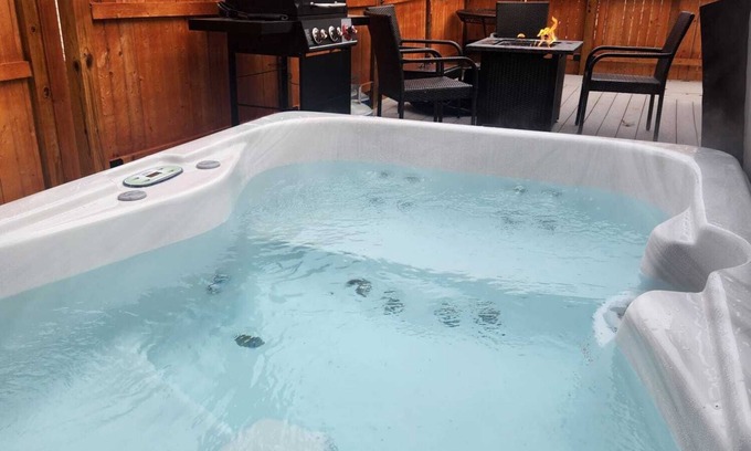 East Sandwich Cottage | Green Anchor Cottage - private hot tub getaway!