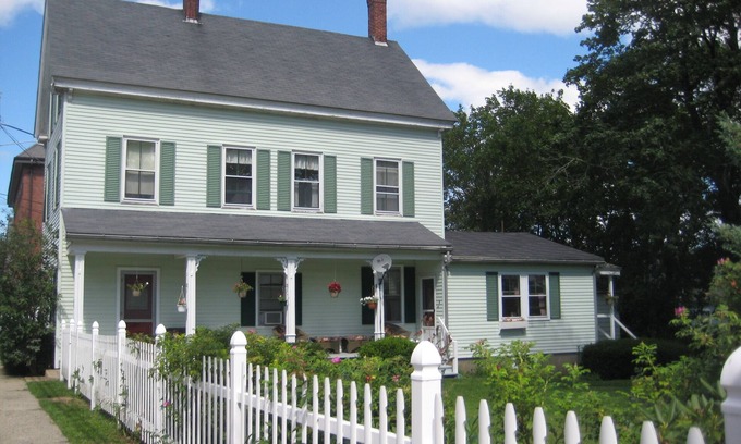 Wiscasset Condo | Green Gables: Charming Cottage and Grounds Near the Waterfront