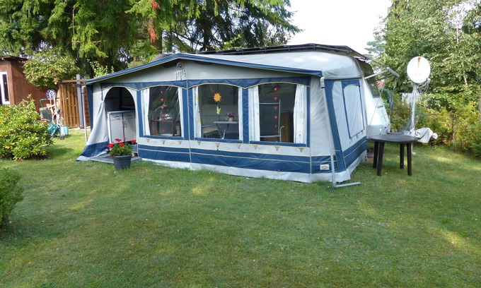 Mecklenburgische Kleinseenplatte House | Großer Wohnwagen mit Vorzelt