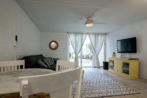 Punaluu Apartment | Ground Level Beachfront Studio