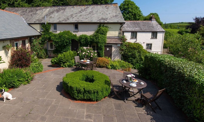 Berrynarbor House | Group friendly, 6-bedroom house, sleeping 12 with onsite swimming pool