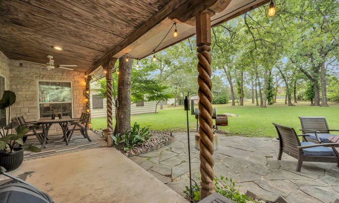 Roanoke House | Groups and Fams - 5 BR Huge Private Yard in Keller