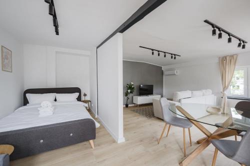 Grunwald Apartment | Grunwald Raszyńska Bright Apartment by BookingHost