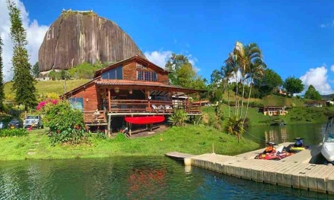 Guatape Cottage | Guatape Cabaña with lake exit and stone view