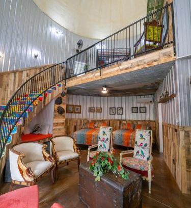 Mount Sterling Bed & Breakfast | Guest Grain Bin Foghorn Leghorn sleeps 8