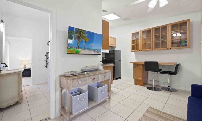 Naples Park Apartment | Guest Suite 1.8 miles to the beach in Naples Park