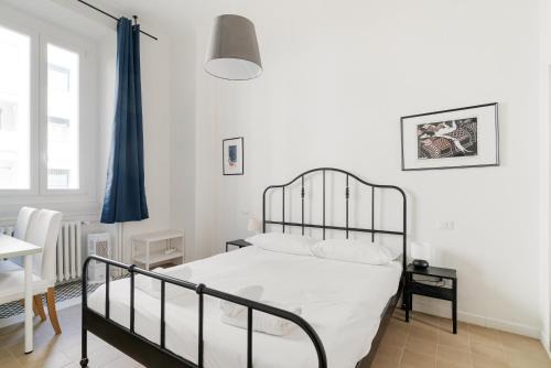 Acquabella Apartment | GuestHost - M4 Argonne Balcony Apartment