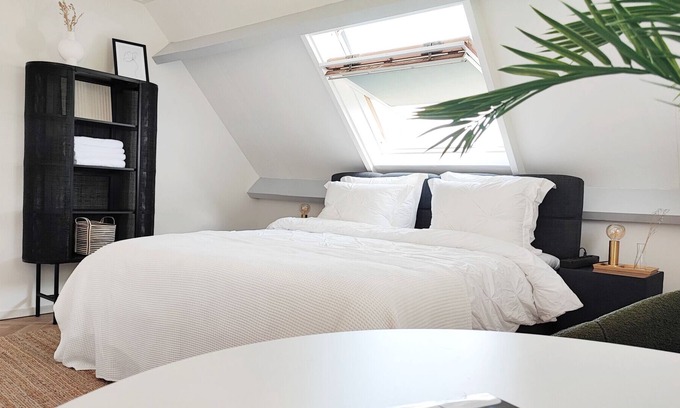 Nessersluis Apartment | Guesthouse at the Amstel river. Private 2BR 2BA with garden and free parking.
