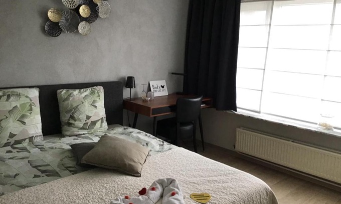 Geel House | Guesthouse De Steenberg tweepersoonskamer met grote badkamer, kitchenette en tuinzicht op de eerste verdieping