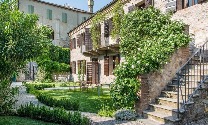 Arqua Petrarca Apartment | Guesthouse of a Castle with heated pool