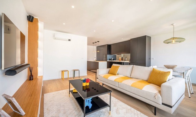 Santa Engracia Apartment | GuestReady - Lush atmosphere in Lisbon