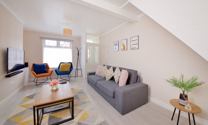Liverpool Apartment | GuestReady - Modern 2BR Home by Anfield Stadium