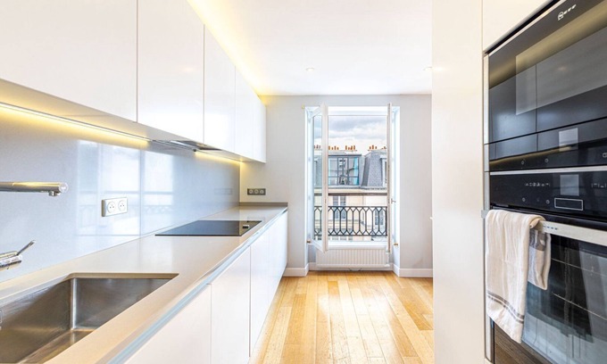 Porte-Saint-Martin Apartment | GuestReady - Vibrant and retro at République