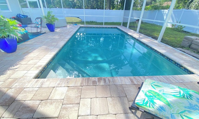 South Venice House | Gulf Breeze Hideaway🌴 near beach heated pool hot tub carport fenced yard pets