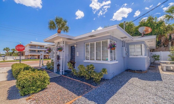 Indian Rocks Beach Cottage | Gulf Breeze Inn- Indian Rocks