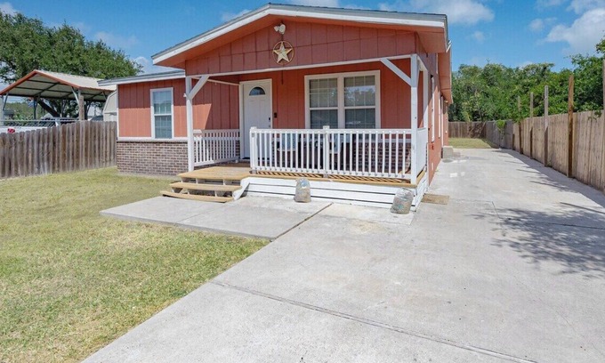 Aransas Pass House | Gulf Coast Oasis 3BR 2BA Pet Friendly Big Backyard