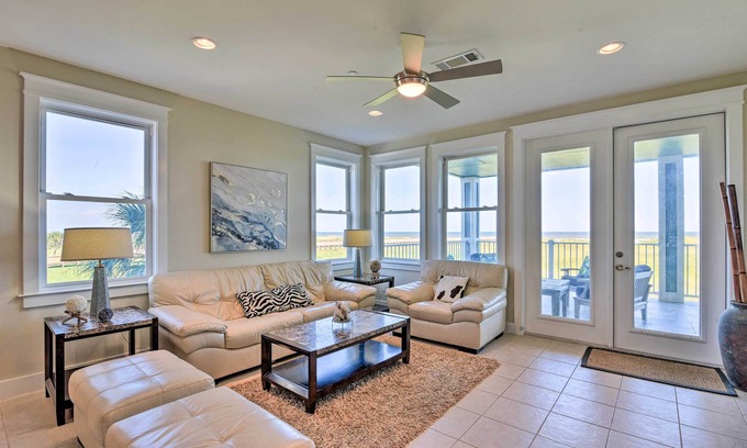 Red Fish Cove Condo | Gulf View + Beach Access: Galveston Resort Condo!