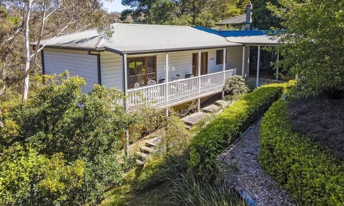 Leura House | Gumview Cottage - Bush/Fireplace/Wildlife at Door