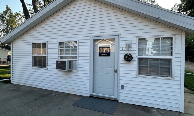 Shelbyville Condo | Gun Lake Cute Little Bungalow Cottage steps from beach w boat slip.