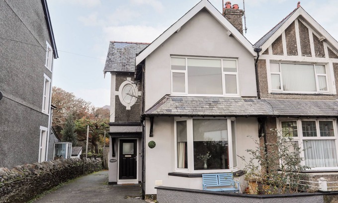 Borth-y-Gest Cottage | GWELDON TOPSAIL, pet friendly in Porthmadog