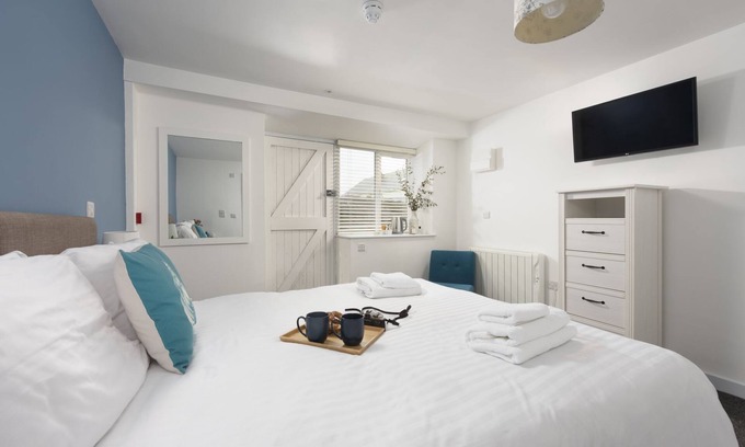 St Just Hotel | Gwenver, B&B - a hotel room that sleeps 2 guests in 1 bedroom