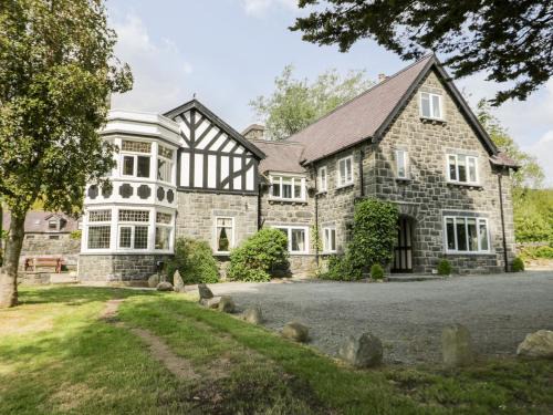 Henryd House | Gwern Borter Manor