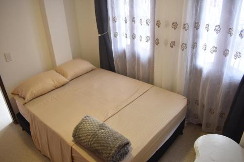 La Ceja House | Habitación con cama nueva doble y balcon privado cerca del parque principal